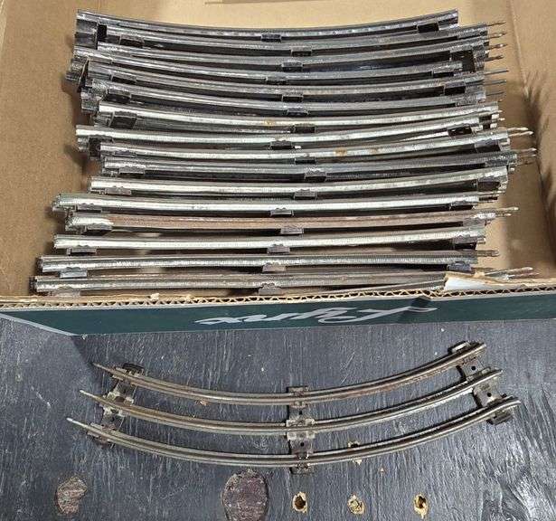 Collection of 3-rail curved track - 18 pieces image