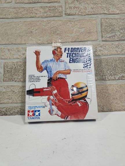 Tamiya F-1 Driver & Technical Engineer Set Model Kit image