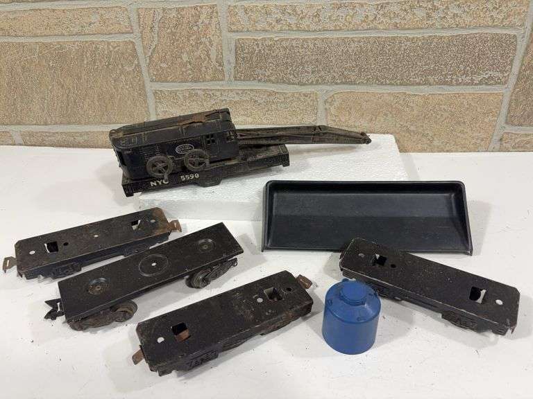 Miscellaneous Rolling Stock Parts; bottoms of cars (wheels missing), NYC Crane #5590 (missing bottom), Lionel Tank image