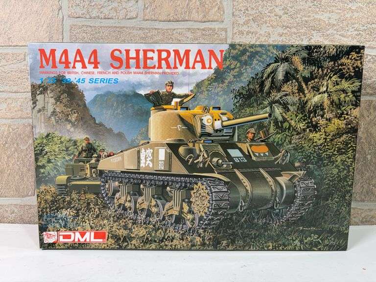 DML M4A4 Sherman 6035 1:35 Scale Model Kit image