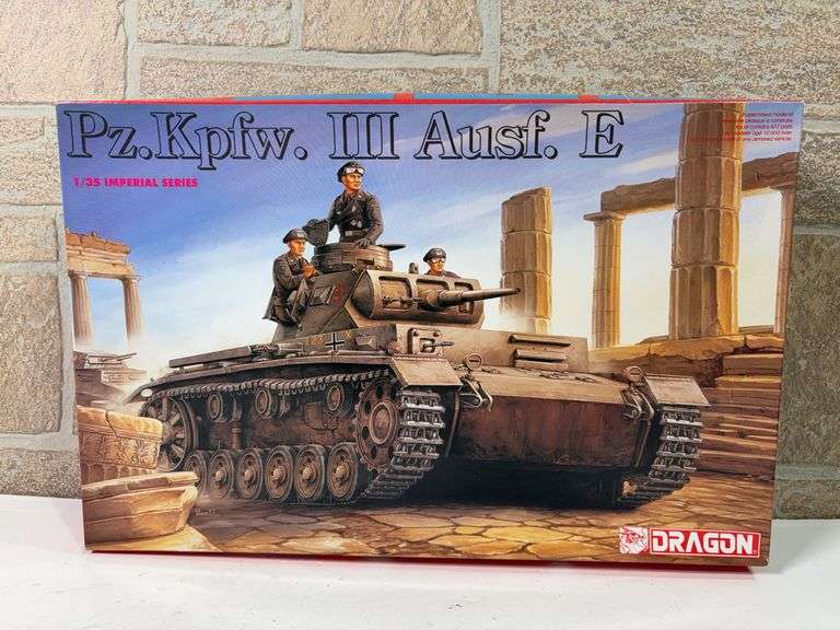 Dragon Pz.Kpfw. III Ausf. E 1/35 Model Kit image