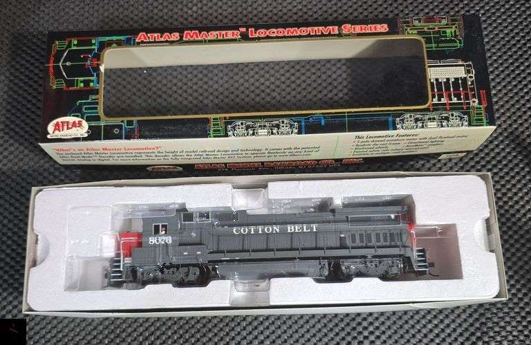 Atlas Master Locomotive Series Dash 8-40B Cotton Belt #8076, Item 9020
