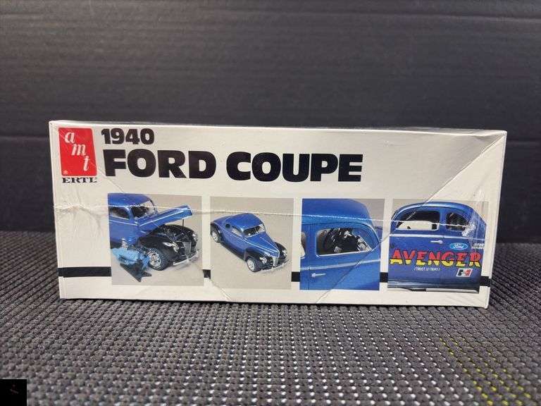 AMT Ertl 1940 Ford Coupe 1:25 Scale Model Kit #6581
