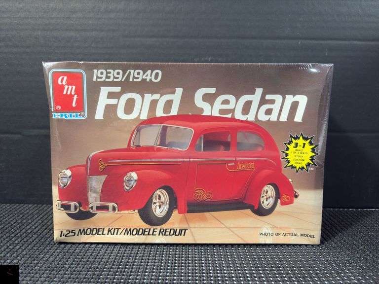 AMT 1939/1940 Ford Sedan 1:25 Scale Model Kit