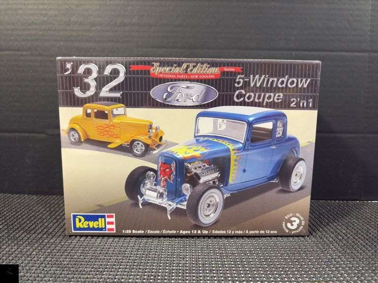 Revell '32 Ford 5-Window Coupe 2'n1 Model Kit image