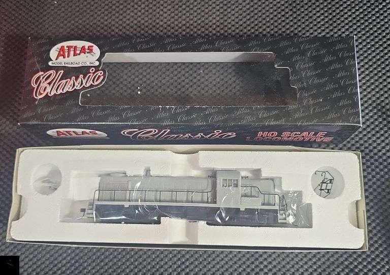Atlas Classic HO Scale ALCO RS-3 Undecorated Locomotive in Box