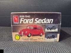 AMT 1939/1940 Ford Sedan 1:25 Scale Model Kit
