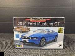 2010 Ford Mustang GT Revell Model Kit 1:25 Scale