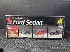 AMT 1939/1940 Ford Sedan 1:25 Scale Model Kit