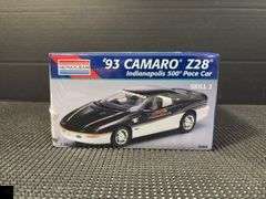 Monogram 1993 Camaro Z28 Indianapolis 500 Pace Car 1:25 Scale Model Kit