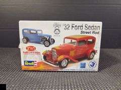 Revell Ford '32 Ford Sedan Street Rod 2'n1 Model Kit