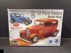 Revell Ford '32 Ford Sedan Street Rod 2'n1 Model Kit