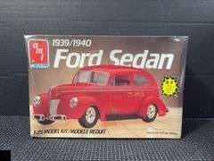 AMT 1939/1940 Ford Sedan 1:25 Scale Model Kit