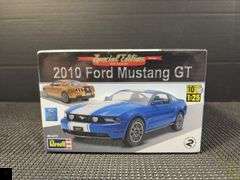 2010 Ford Mustang GT Revell Model Kit 1:25 Scale