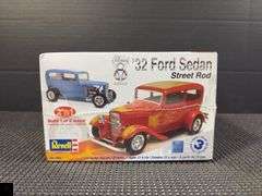 Revell Ford '32 Ford Sedan Street Rod 2'n1 Model Kit