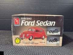 AMT 1939/1940 Ford Sedan 1:25 Scale Model Kit