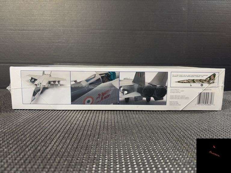 Revell MiG 25 Foxbat 1:48 Scale Model Kit #85-5860 Factory Sealed