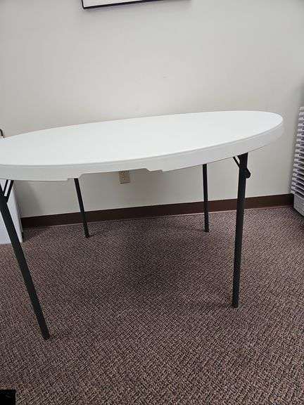 Lifetime round folding table, 48 in diameter