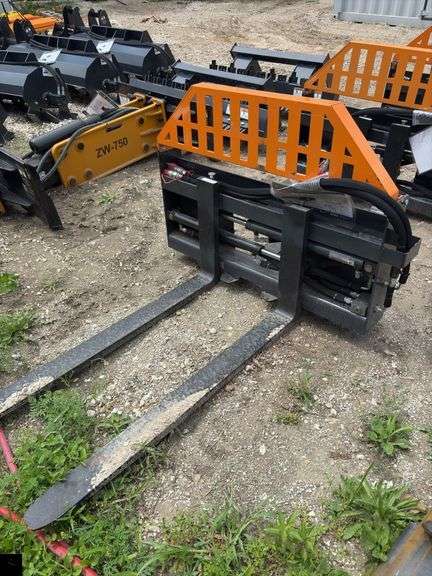 2025 Wolverine Skid Steer Hydraulic Adjustable Pallet Fork