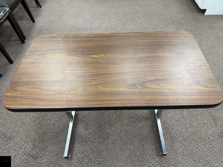 Adjustable height rectangular table