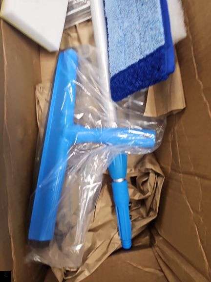 Quick change starter kit. Handle with attachments for mop, paint, window, etc