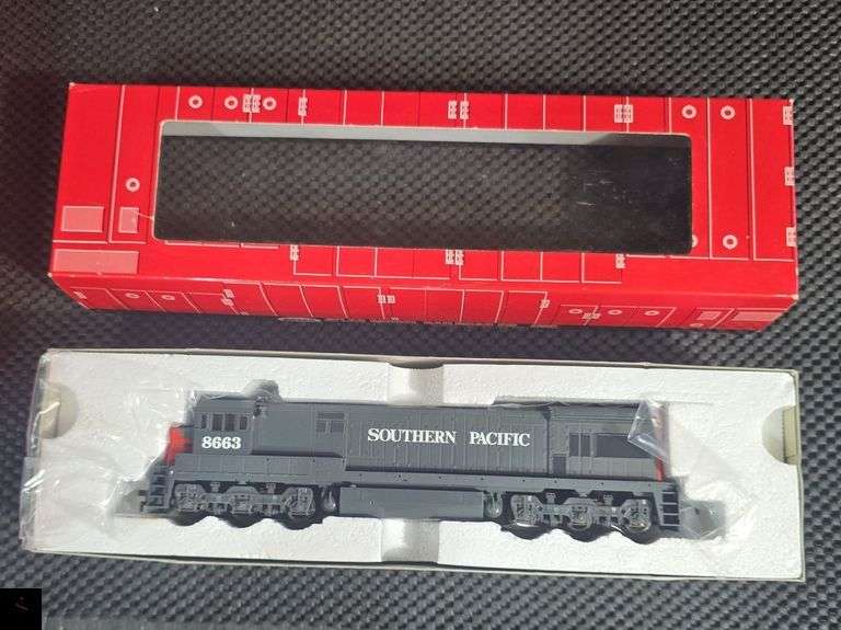 Atlas HO Scale U33C Southern Pacific Locomotive #8663 in Box
