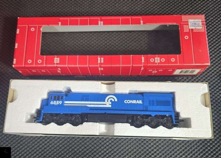 Atlas HO Scale U36C Conrail Locomotive #6889 in Box