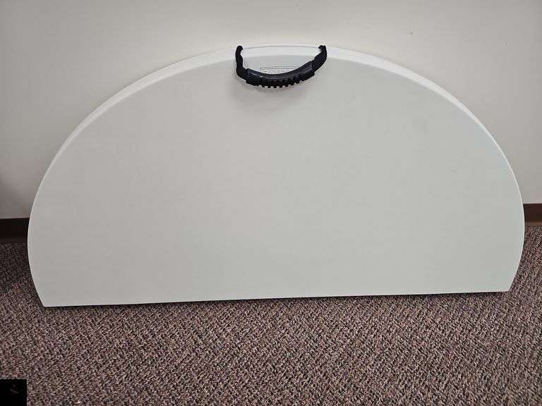 Lifetime round folding table, 48 in diameter
