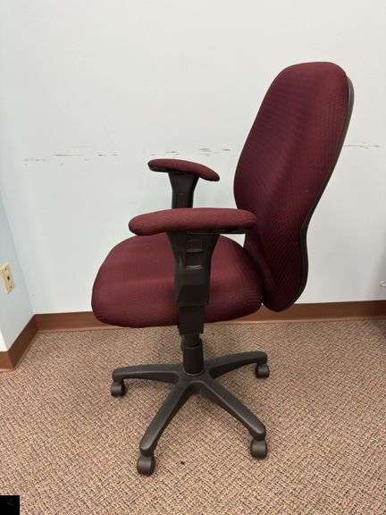 Rolling desk chair with arm rests