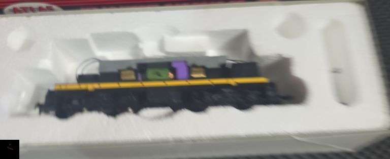 Atlas HO Scale Alco S-2 Santa Fe #2352 Locomotive in Box