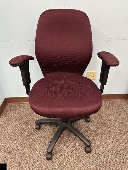 Rolling desk chair with arm rests