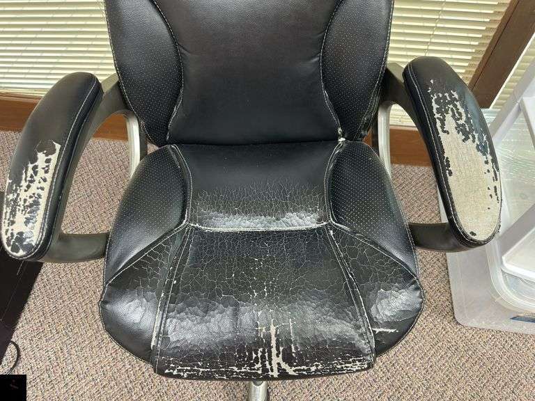 Rolling office chair with armrests
