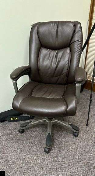 Rolling desk chair with arm rests
