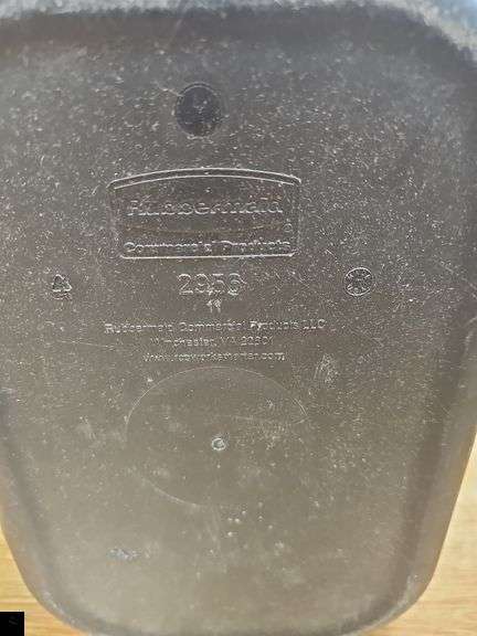4 Rubbermaid waste baskets