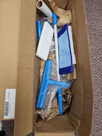 Quick change starter kit. Handle with attachments for mop, paint, window, etc