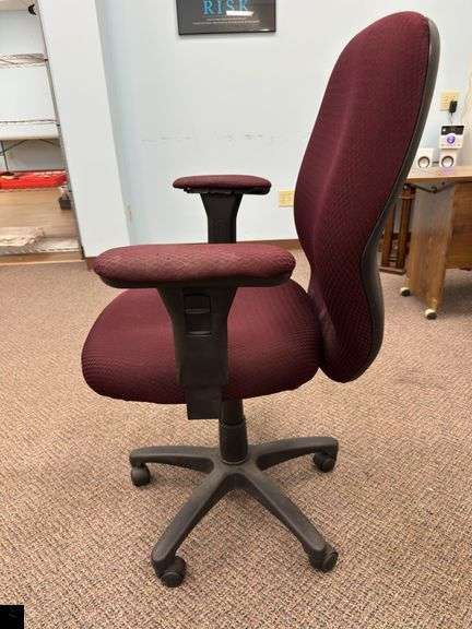Rolling desk chair with arm rests
