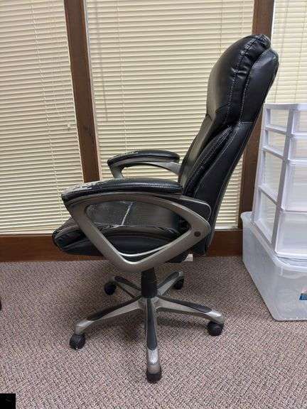 Rolling office chair with armrests