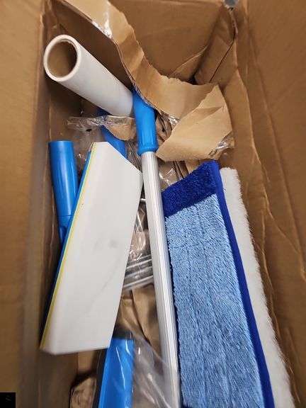 Quick change starter kit. Handle with attachments for mop, paint, window, etc