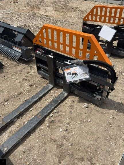 2025 Wolverine Skid Steer Hydraulic Adjustable Pallet Fork