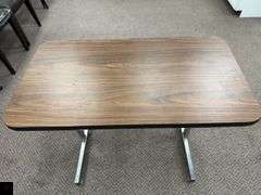 Adjustable height rectangular table
