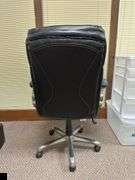 Rolling office chair with armrests