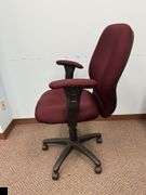 Rolling desk chair with arm rests
