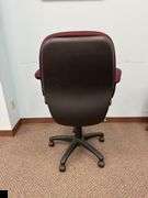 Rolling desk chair with arm rests