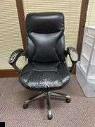Rolling office chair with armrests
