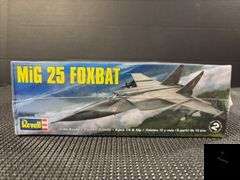 Revell MiG 25 Foxbat 1:48 Scale Model Kit #85-5860 Factory Sealed
