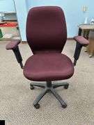 Rolling desk chair with arm rests