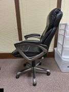 Rolling office chair with armrests