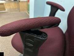 Rolling desk chair with arm rests