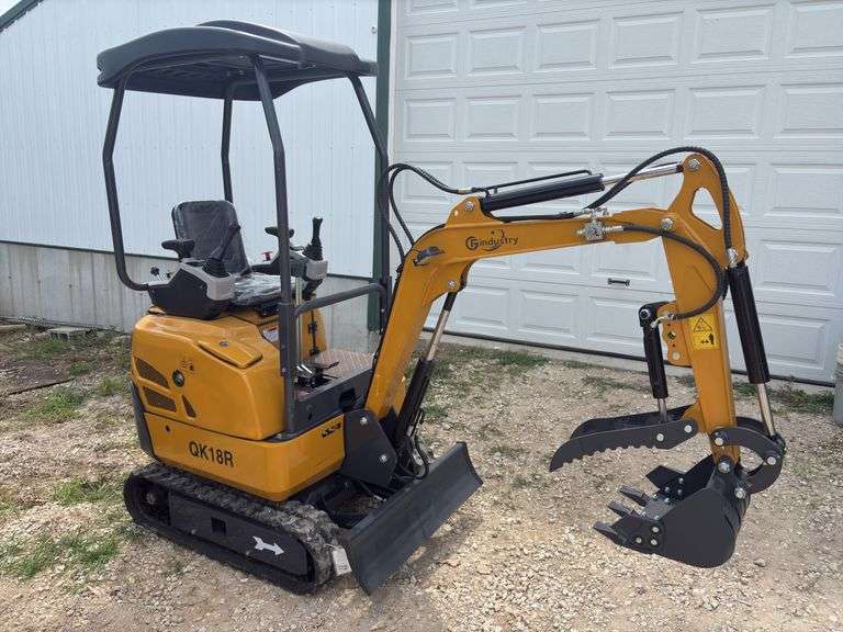 CFG QK18R Mini Excavator image