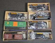 HO Scale Roundhouse Rolling Stock Model Kits - Tank and Box Cars